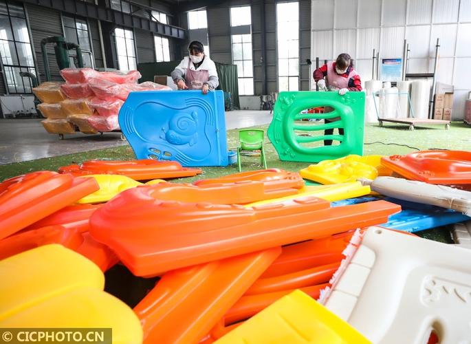 江苏淮安:加紧教学用具生产备开学